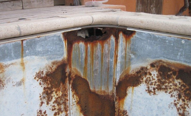 Dégâts d'oxydation sur panneau tôle, Draguignan, SARL PISCINE POLYESTER ETANCHEITE