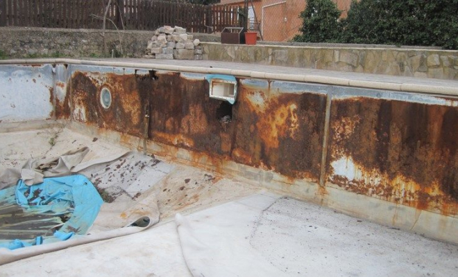 Dégâts d'oxydation sur panneau tôle, Draguignan, SARL PISCINE POLYESTER ETANCHEITE