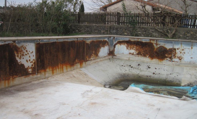 Dégâts d'oxydation sur panneau tôle, Draguignan, SARL PISCINE POLYESTER ETANCHEITE